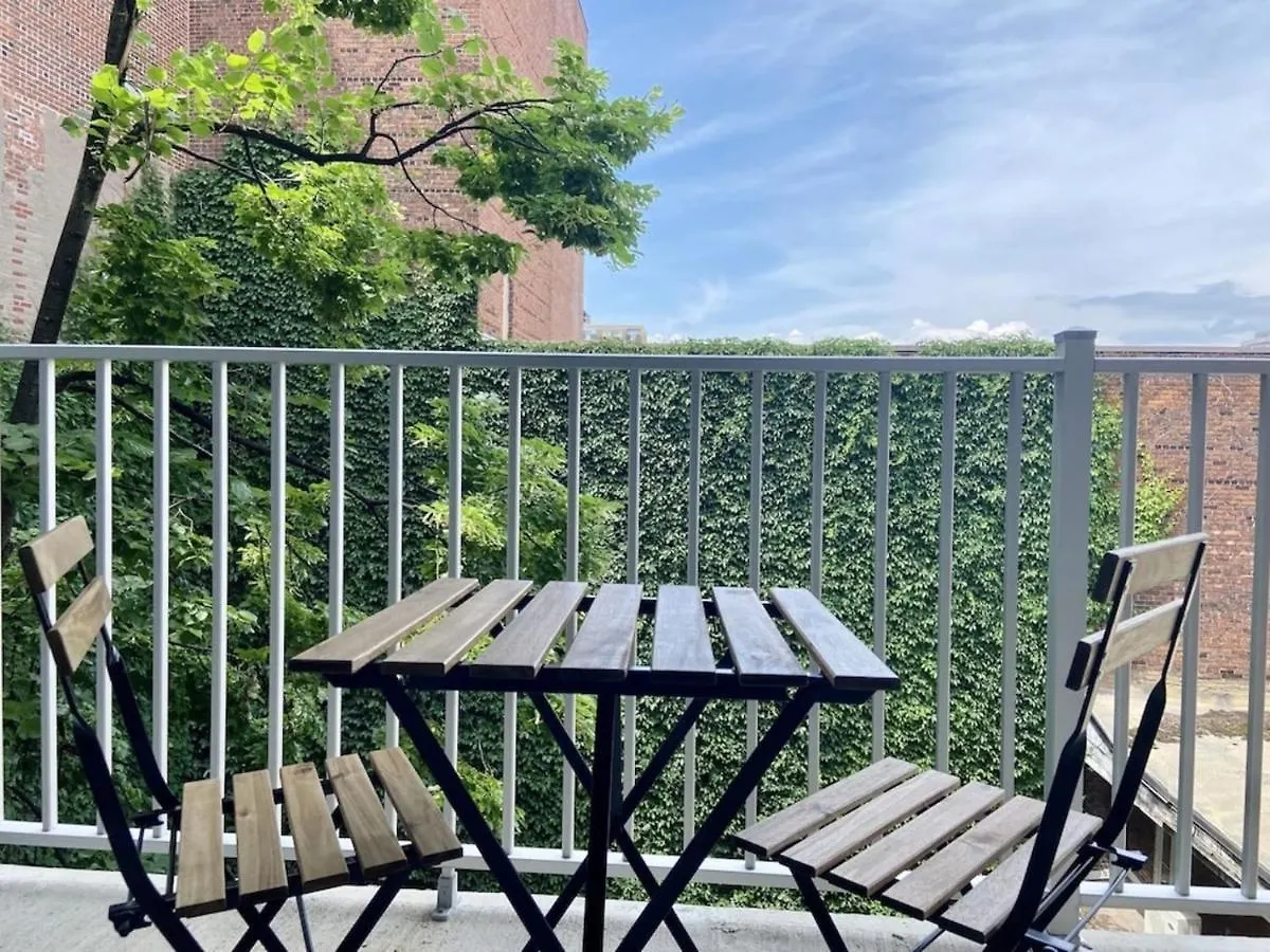 Appartement Condo Avec Terrasse Privee Dans Le Quartier Des Spectacles Montreal Canada