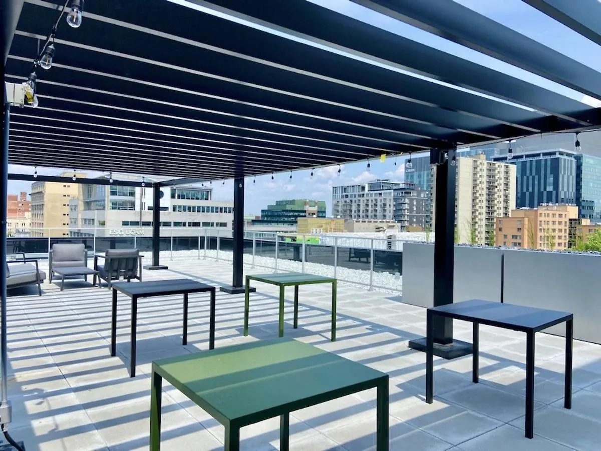 Appartement Condo Avec Terrasse Privee Dans Le Quartier Des Spectacles Montreal